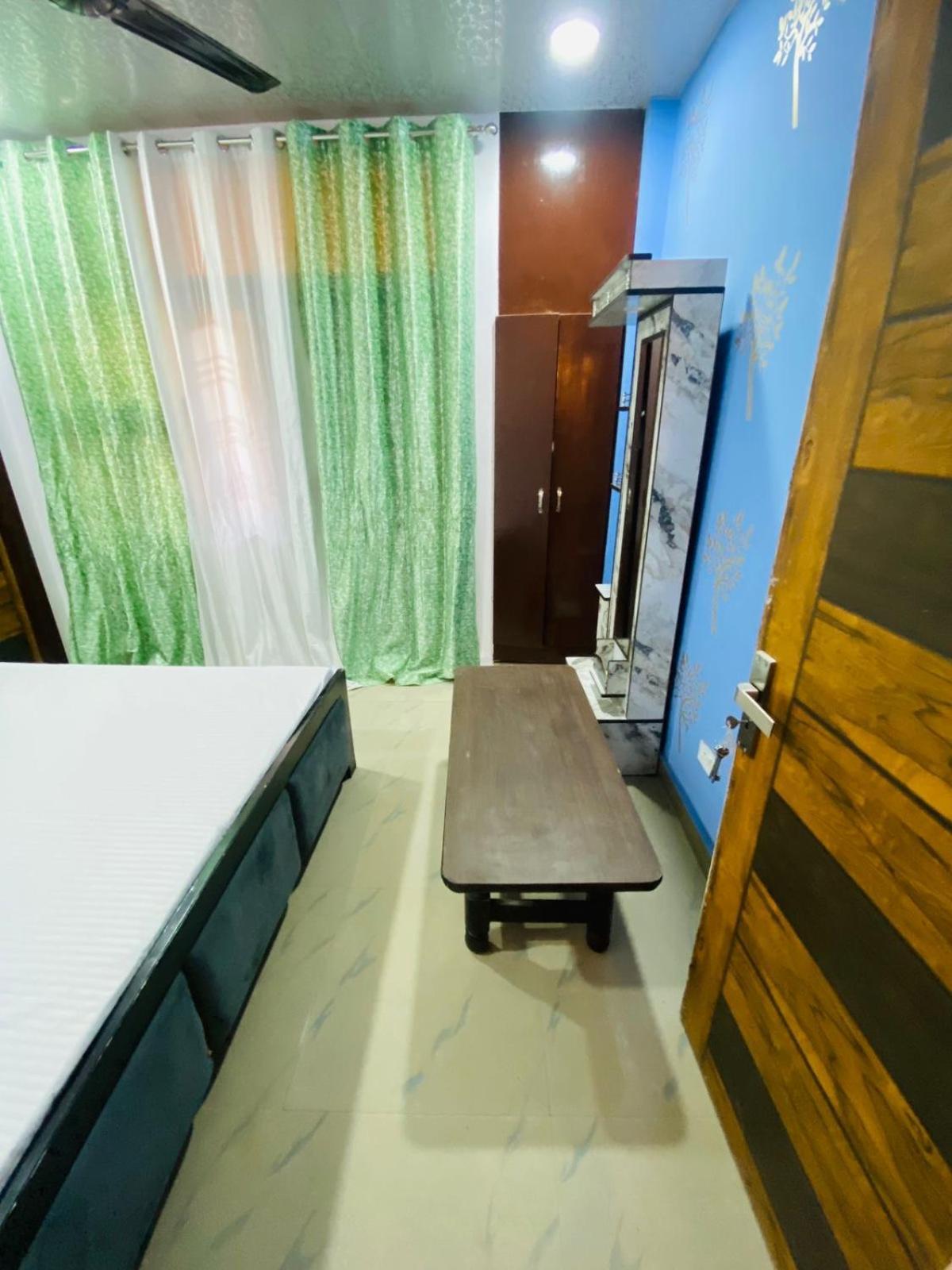 Flips With Mykonos Guest House New Delhi Exterior photo