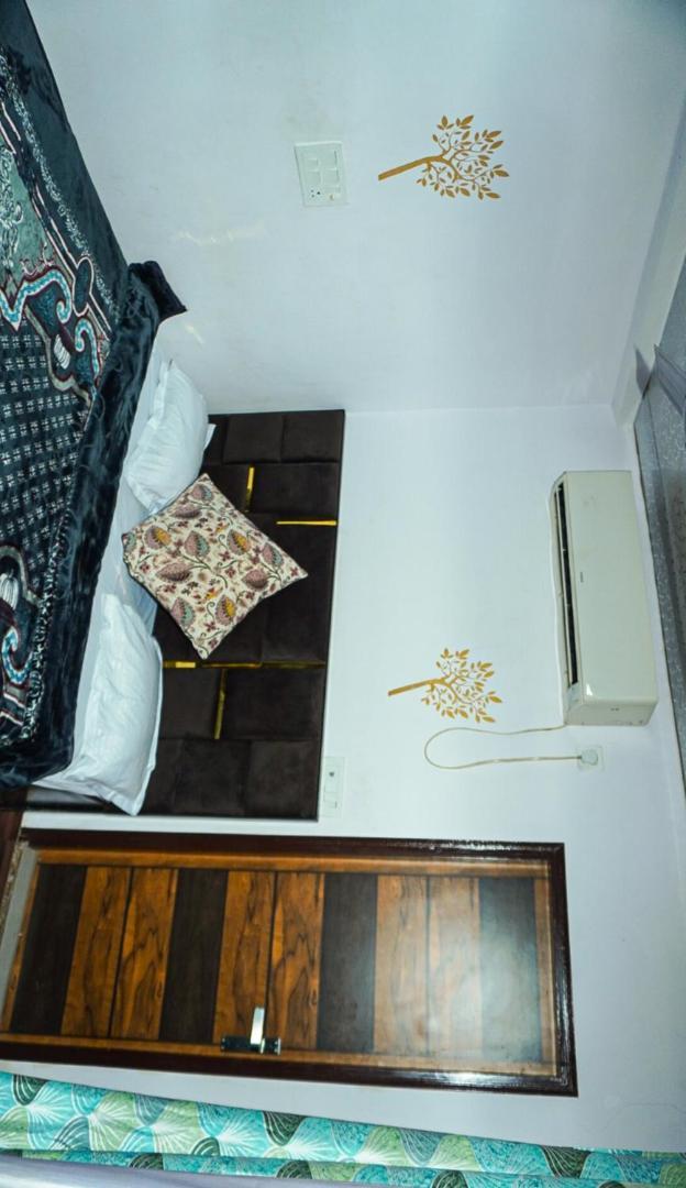 Flips With Mykonos Guest House New Delhi Exterior photo
